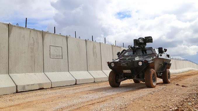 مركبة مدرعة بقرب جدار تركي مركبة مدرعة بقرب جدار تركي