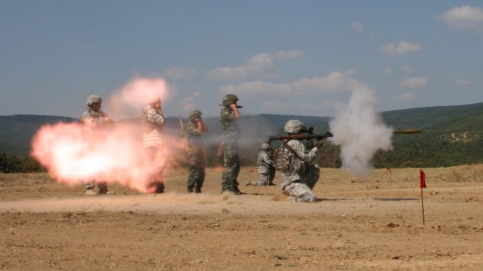 جنود يتدرّبون على سلاح RPG-7 جنود يتدرّبون على سلاح RPG-7