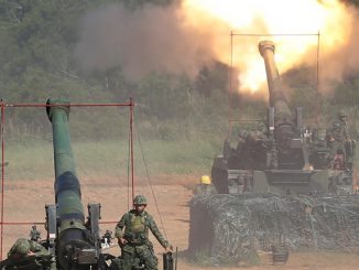 الجيش التايواني يطلق القذائف من مدافع هاوتزر