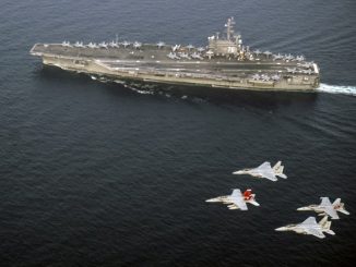 مقاتلات يابانية تحلّق فوق حاملة طائرات أميركية (AFP)