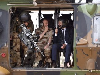 رئيس أركان الجيوش الفرنسية والرئيس الفرنسي (AFP)
