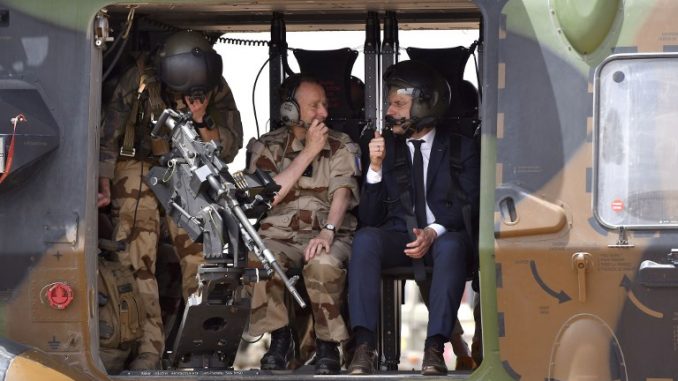 رئيس أركان الجيوش الفرنسية والرئيس الفرنسي (AFP) رئيس أركان الجيوش الفرنسية والرئيس الفرنسي (AFP)