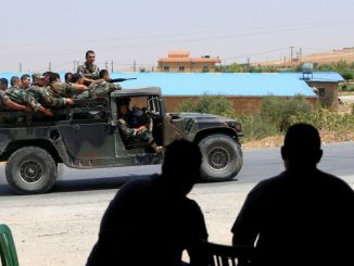 الجيش اللبناني في طريقه إلى بلدة عرسال (رويترز)