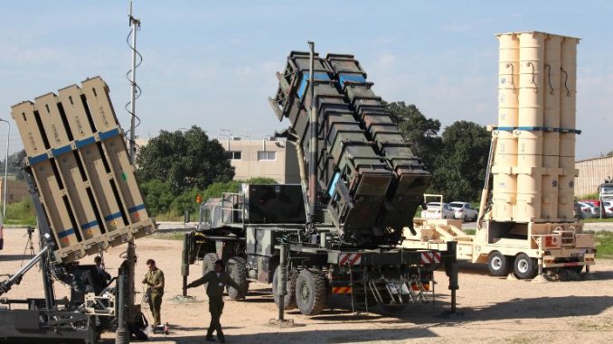 أنظمة صاروخية اسرائيلية وأميركية خلال تدريب مشترك (AFP) أنظمة صاروخية