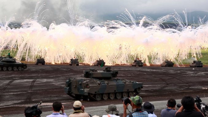 دبابات يابانية خلال عرض عسكري