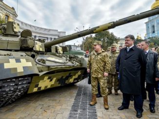 الرئسي الأوكراني يتفقد أسلحة الجيش