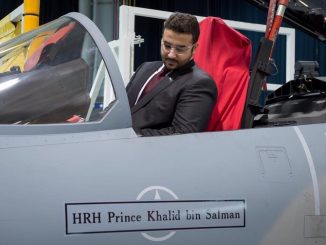 سفير السعودية يتفقد مقاتلة F-15SA