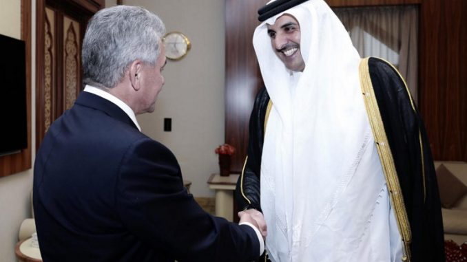أمير قطر الشيخ تميم بن حمد آل ثاني ووزير الدفاع الروسي سيرغي شويغو (AFP) أمير قطر الشيخ تميم بن حمد آل ثاني ووزير الدفاع الروسي سيرغي شويغو (AFP)