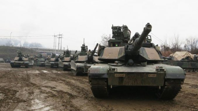دبابات "أبرامز أم1آي2" أميركية أثناء مشاركتها في مناورة عسكرية (أسوشيتد برس)
