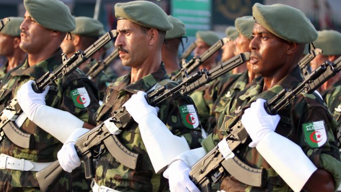 عناصر من الجيش الجزائري