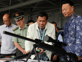 الرئيس الفلبيني يتفقّد بندقية قنص