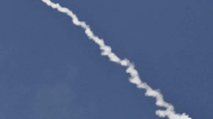 صاروخ اعتراضي أرضي يقلع من قاعدة فاندنبرج الجوية، كاليفورنيا في 30 أيار/مايو 2017 (AFP) صاروخ اعتراضي أرضي يقلع من قاعدة فاندنبرج الجوية، كاليفورنيا في 30 أيار/مايو 2017 (AFP)