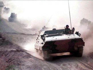 عنصر من جيش التحرير الشعبي الصيني على طريق بالقرب من مدينة شنيانغ الشمالية الشرقية خلال ‏مناورات عسكرية في 31 يوليو 1999 (‏AFP‏)‏