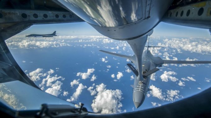 قاذفة بي-1 بي لانسر تابعة لسلاح الجو الأميركي تتزوّد بالوقود من طائرة KC-135 Stratotanker بالقرب من بحر الصين الشرقي، في 18 سبتمبر 2017 (AFP) قاذفة بي-1 بي