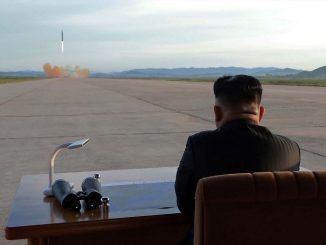 صورة نشرتها وكالة الأنباء المركزية الكورية الشمالية في 16 تشرين الثاني 2017 تظهر الزعيم الكوري الشمالي كيم جونغ أون وهو يشاهد عملية إطلاق حية لصاروخ هواسونغ-12 في مكان لم يكشف عنه (AFP)