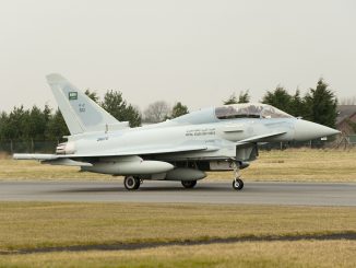 مقاتلة "تايفون" ذات مقعدين تابعة للقوات الجوية الملكية تتحضر للإقلاع من منشأة وارتن التابعة لشركة BAE Systems إلى السعودية (الصورة: يوروفايتر تايفون)