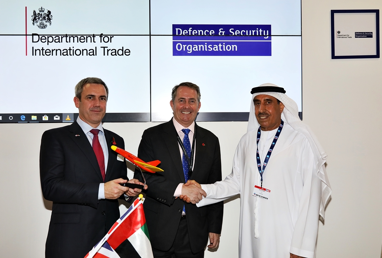 توقيع إتفاقية الإتفاقية خلال معرض دبي للطيران