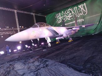 مقاتلة "أف-15 أس أيه" السعودية لحظة الكشف عنها في كانون الثاني/يناير 2017 (صورة أرشيفية)