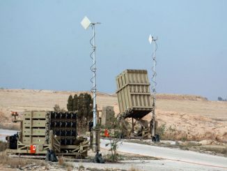 بطارية نظام الدفاع الصاروخي الإسرائيلي "القبة الحديدية" قرب بلدة بئر السبع جنوب إسرائيل في 26 كانون الأول/ ديسمبر 2013 (Flash90)