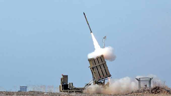 صاروخ يُطلق من نظام القبة الحديدية الإسرائيلي خلال عملية "عمود الدفاع" (Operation Pillar of Defense) لاعتراض صاروخ قادم من قطاع غزة.