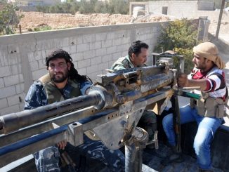 جنود سوريون وميليشيات موالية للنظام يشغّلون مدفع رشاش ثقيل على ظهر شاحنة صغيرة في بلدة القريتين الصحراوية التي استعيدت مؤخراً في 26 تشرين الأول/أكتوبر 2017 (AFP)