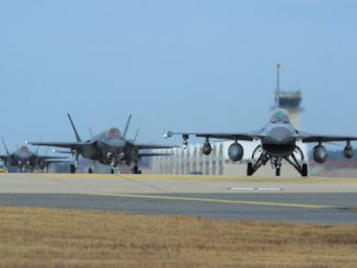 مقاتلتا "أف-16 فايتينغ فالكون" و"أف-35 أيه لايتنينغ 2" تابعتان لسلاح الجو الأميركي في قاعدة كونسان الجوية في مدينة غنزان الساحلية الجنوبية الغربية (AFP)