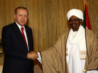 صورة التقطها وأصدرها المكتب الصحفي الرئاسي التركي في 24 كانون الأول/ديسمبر 2017، تظهر الرئيس التركي رجب طيب أردوغان، وهو يصافح رئيس السودان عمر البشير في الخرطوم (AFP)