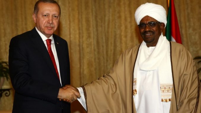 صورة التقطها وأصدرها المكتب الصحفي الرئاسي التركي في 24 كانون الأول/ديسمبر 2017، تظهر الرئيس التركي رجب طيب أردوغان، وهو يصافح رئيس السودان عمر البشير في الخرطوم (AFP) صورة التقطها وأصدرها المكتب الصحفي الرئاسي التركي في 24 كانون الأول/ديسمبر 2017، تظهر الرئيس التركي رجب طيب أردوغان، وهو يصافح رئيس السودان عمر البشير في الخرطوم (AFP)