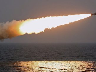 صورة غير مؤرخة لتجربة إطلاق صاروخ روسي من البحر (وكالة سبوتنيك-صورة أرشيفية)