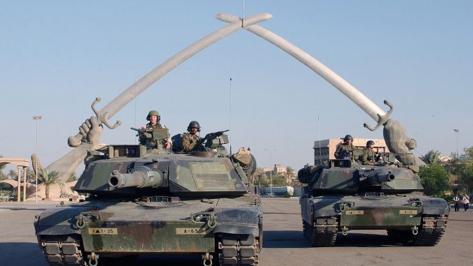 دبابات M1A1 تابعة للجيش الأميركي "في ساحة الحفل"، في بغداد، العراق خلال عملية حرية العراق في 13 نوفمبر 2003 (وزارة الدفاع الأميركية) دبابات M1A1