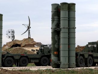 منظومة صواريخ أس-400 منشورة في قاعدة حميميم في سوريا (AFP)