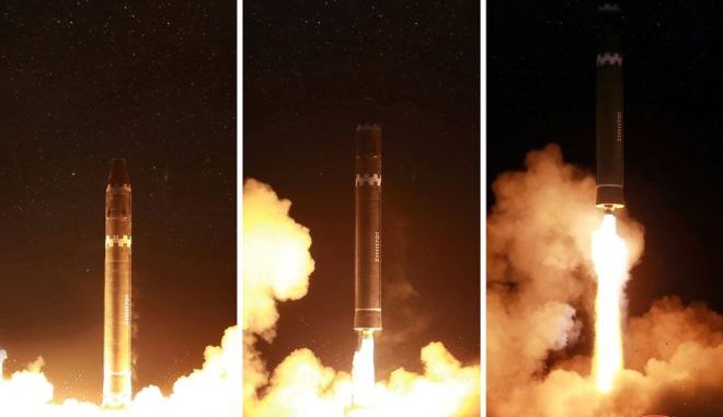 صورة التقطت في 29 نوفمبر 2017 ونُشرت في 30 نوفمبر 2017 من قبل وكالة الأنباء المركزية الكورية الشمالية الرسمية تظهر عملية إطلاق صاروخ "هواسونغ-15" القادر على الوصول إلى كافة أنحاء الولايات المتحدة (AFP)