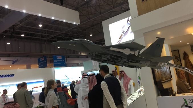 نموذج عن مقاتلة "أف-15" السعودية خلال فعاليات معرض دبي للطيران 2017 (شيرين مشنتف/الأمن والدفاع العربي) نموذج عن مقاتلة "أف-15" السعودية خلال فعاليات معرض دبي للطيران 2017 (شيرين مشنتف/الأمن والدفاع العربي)
