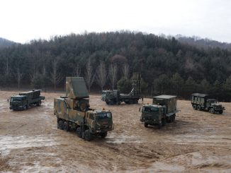 أنظمة دفاع جوي كورية جنوبية بما في ذلك نظام M-SAM في الخلف