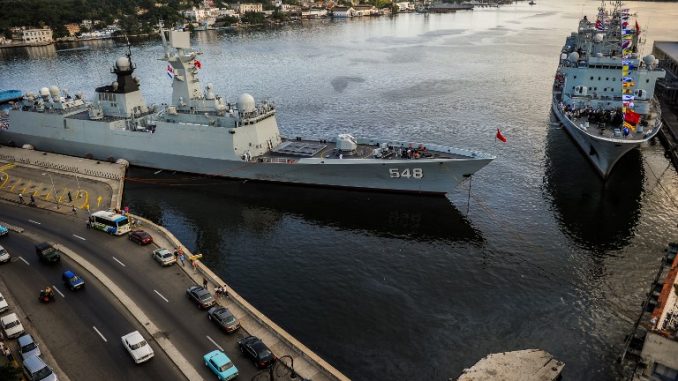 سفن حربية تابعة للبحرية الصينية إحداهما فرقاطة فئة 054A (المعروفة من قبل الناتو بـJiangkai) – على اليسار- في ميناء هافانا في 10 تشرين الثاني/نوفمبر 2015 (AFP) سفن حربية