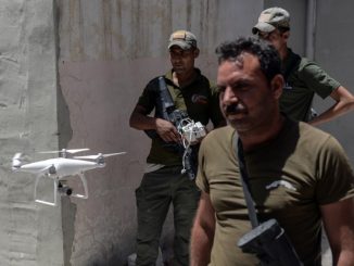 أعضاء شعبة الاستجابة السريعة العراقيين يستخدمون طائرة من دون طيار في منطقة الشفاء غرب الموصل في معاركها ضد مقاتلي تنظيم الدولة الإسلامية في 12 حزيران/يونيو 2017 (AFP)