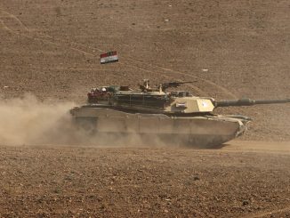صورة التقطت في 26 تشرين الأول/أكتوبر 2017 تظهر دبابة قتال رئيسة من طراز "أبرامز أم 1" تابعة للقوات العراقية تتقدم نحو بلدة فيش خابور، الواقعة على الحدود التركية والسورية في منطقة الحكم الذاتي الكردية العراقية (AFP)