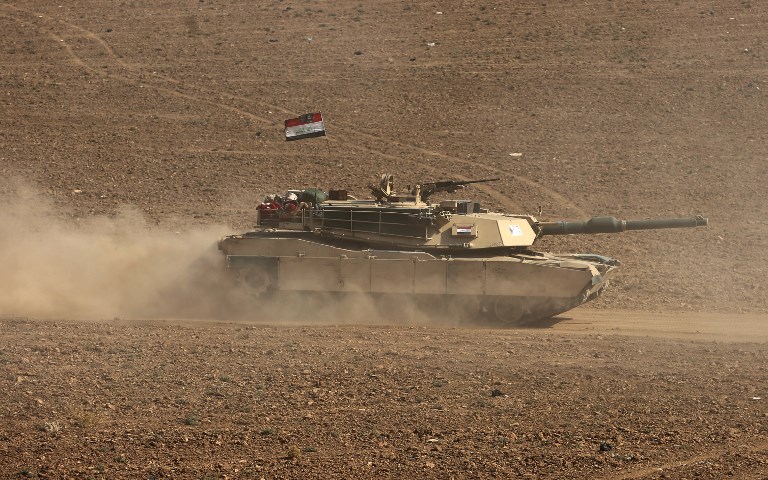 صورة التقطت في 26 تشرين الأول/أكتوبر 2017 تظهر دبابة قتال رئيسة من طراز "أبرامز أم 1" تابعة للقوات العراقية تتقدم نحو بلدة فيش خابور، الواقعة على الحدود التركية والسورية في منطقة الحكم الذاتي الكردية العراقية (AFP)