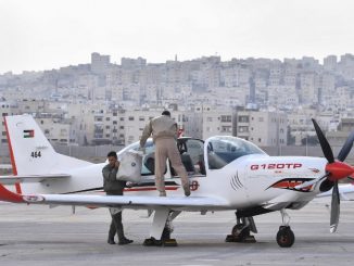 أفراد من القوات الجوية الأردنية يقومون بإعداد طائرة تدريب من نوع GROB G 120TP قبل حفل التسليم في مطار ماركا في عمان في 14 كانون الثاني/يناير 2018 (AFP)