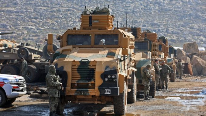 قافلة تابعة للقوات التركية بالقرب من قرية كفر كرمين، على بعد 35 كيلومتراً غرب حلب، في 30 كانون الثاني/يناير 2018، بعد أن أُرغمت على التراجع في طريقها إلى منطقة العيس، وذلك بسبب الغارات التي شنها مقاتليت موالين للنظام السوري في وقت متأخر من الليلة السابقة (AFP) قافلة تابعة للقوات التركية بالقرب من قرية كفر كرمين، على بعد 35 كيلومتراً غرب حلب، في 30 كانون الثاني/يناير 2018، بعد أن أُرغمت على التراجع في طريقها إلى منطقة العيس، وذلك بسبب الغارات التي شنها مقاتليت موالين للنظام السوري في وقت متأخر من الليلة السابقة (AFP)