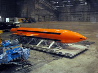 لقطة لـ"أم القنابل" يجري إعدادها لعمليات الاختبار في مركز إغلين للتسح التابع لسلاح الجو الأميركي في عام 2003 (وزارة الدفاع الأميركية)