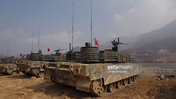 دبابات K-2 الكورية الجنوبية تشارك في تدريبات حية في 11 شباط/فبراير 2015 في جيونج جي دو كوريا الجنوبية (Getty Images) دبابات K-2 الكورية الجنوبية تشارك في تدريبات حية في 11 شباط/فبراير 2015 في جيونج جي دو كوريا الجنوبية (Getty Images)