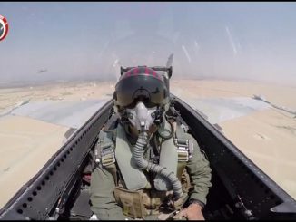 صورة مأخوذة من شريط فيديو نشرته وزارة الدفاع المصرية في 25 تشرين الثاني/نوفمبر 2017 تُظهر طيار من سلاح الجو المصري يجلس في قمرة القيادة، ويُحلّق فوق الصحراء (AFP)