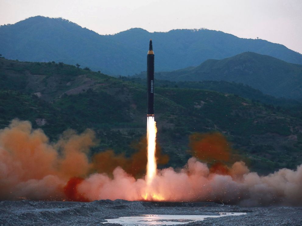 صورة وزعتها حكومة كوريا الشمالية في 14 أيار/مايو الماضي تُظهر صاروخ "هواسونغ -12"، وهو نوع جديد من الصواريخ البالستية، في مكان لم يكشف عنه في كوريا الشمالية (AP)