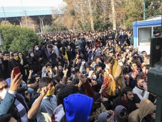 طلاب إيرانيون يحتجون داخل جامعة طهران في حين تعمل الشرطة الإيرانية لمكافحة الشغب على استخدام ‏القنابل المسيّرة للدموع في طهران، إيران في 30 كانون الأول/ديسمبر 2017 (‏AFP‏)‏