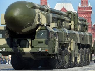 صاروخ بالستي عابر للقارات روسي من نوع "توبول-أم" خلال عرض في الساحة الحمراء في موسكو في أيار/مايو 2009 (AFP)
