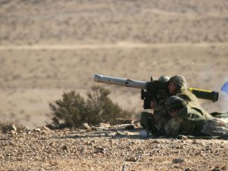 جنود اسرائيليون يطلقون صاروخ "سبايك" المضاد للدبابات خلال تدريبات (شركة رافائيل للأنظمة الدفاعية)