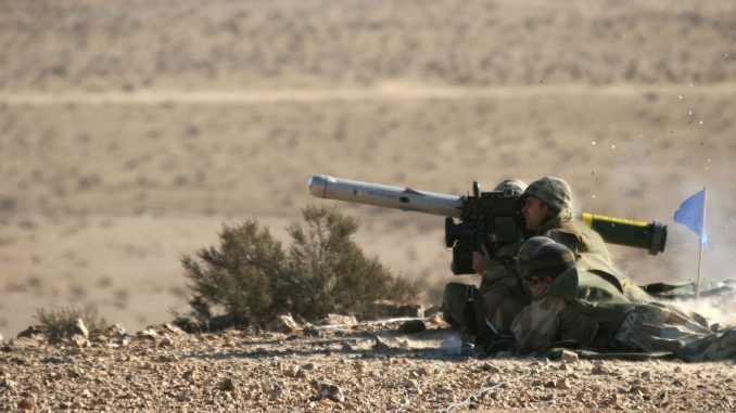 جنود اسرائيليون يطلقون صاروخ "سبايك" المضاد للدبابات خلال تدريبات (شركة رافائيل للأنظمة الدفاعية) جنود اسرائيليون يطلقون صاروخ "سبايك" المضاد للدبابات خلال تدريبات (شركة رافائيل للأنظمة الدفاعية)