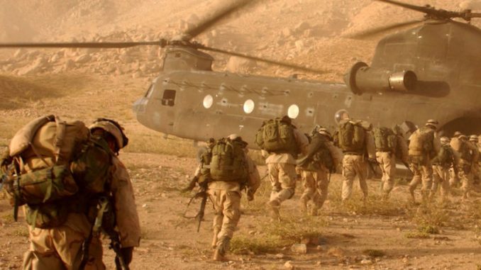 عناصر من القوات المسلحة الأميركية في أفغانستان في 2005 عناصر من القوات المسلحة الأميركية في أفغانستان في 2005