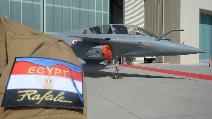 طائرة مقاتلة من طراز "رافال" للقوات الجوية المصرية في قاعدة جوية في مدينة استريز بجنوبي فرنسا يوم 20 تموز/يوليو 2015 (AFP) طائرة مقاتلة